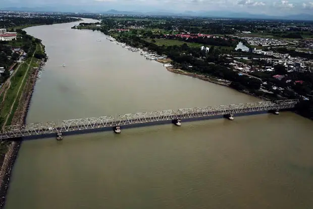 Jalur Makassar-Gowa Makin Padat Pembangunan Jembatan Kembar Barombong Dipercepat!
