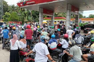Antrean Panjang di Sejumlah SPBU