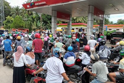 Antrean Panjang di Sejumlah SPBU