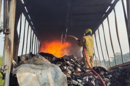 Truk Ekspedisi Pengangkut Paket Belanja Online Terbakar di Makassar