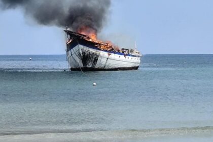 Kapal Wisata Phinisi Terbakar di Perairan Bulukumba, Kerugian Ditaksir Capai Rp10 Miliar!