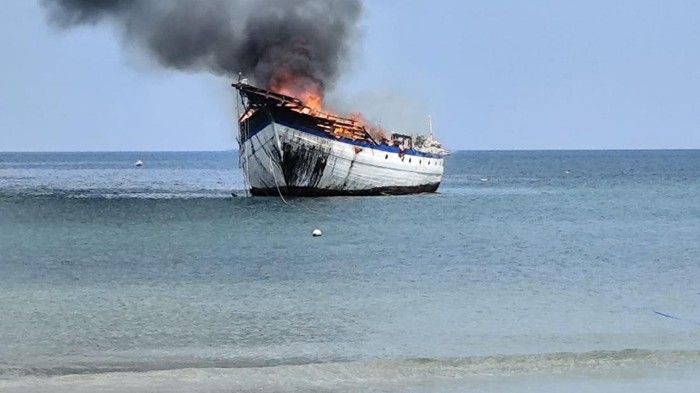 Kapal Wisata Phinisi Terbakar di Perairan Bulukumba, Kerugian Ditaksir Capai Rp10 Miliar!