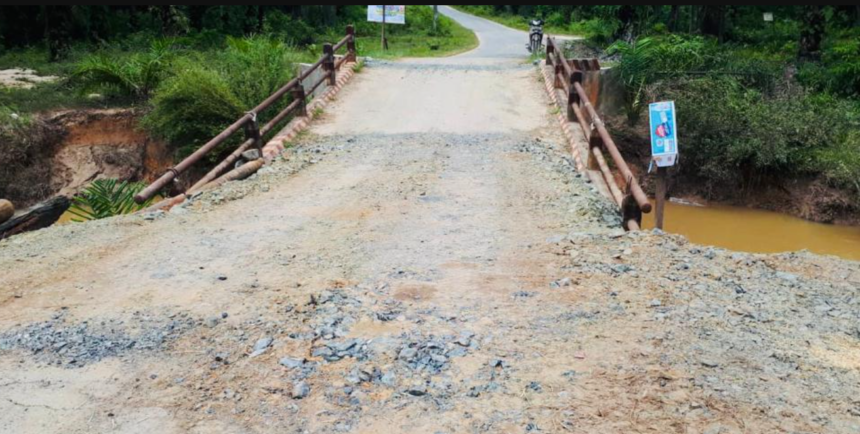 Jembatan Rusak Tak Kunjung Dibenahi Hambat Aktivitas Warga, Warga Maros Patungan Perbaiki Akses Utama
