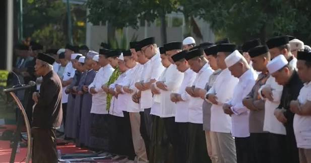 Kemarau Panjang Mulai Picu Krisis Air di Makassar, Ramai Warga Melakukan Sholat Mohon Hujan